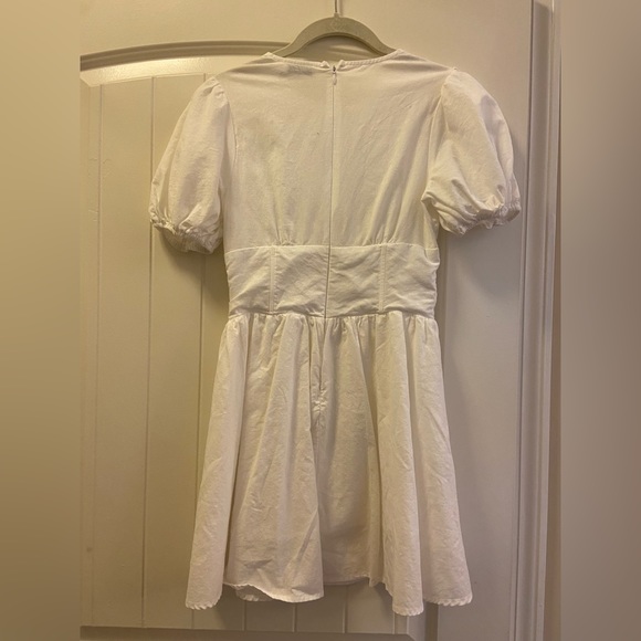 That so fetch white dress! - Picture 2 of 3